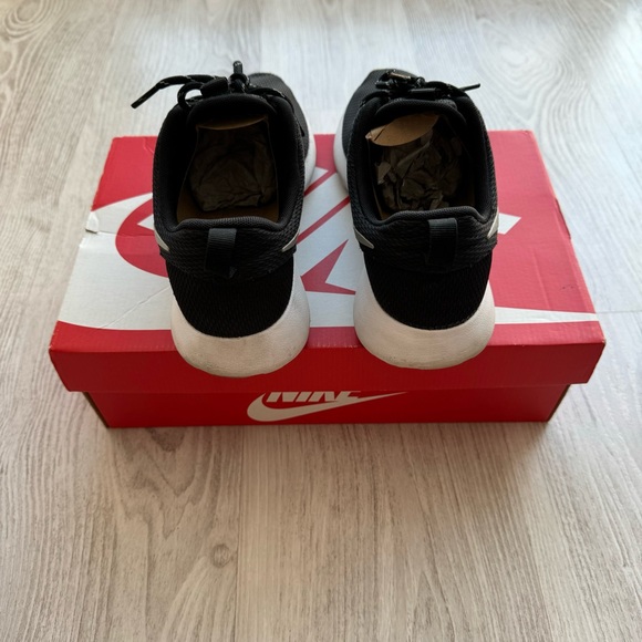 Nike Roshe One women’s black white running training shoe in box size 8 - Picture 5 of 7
